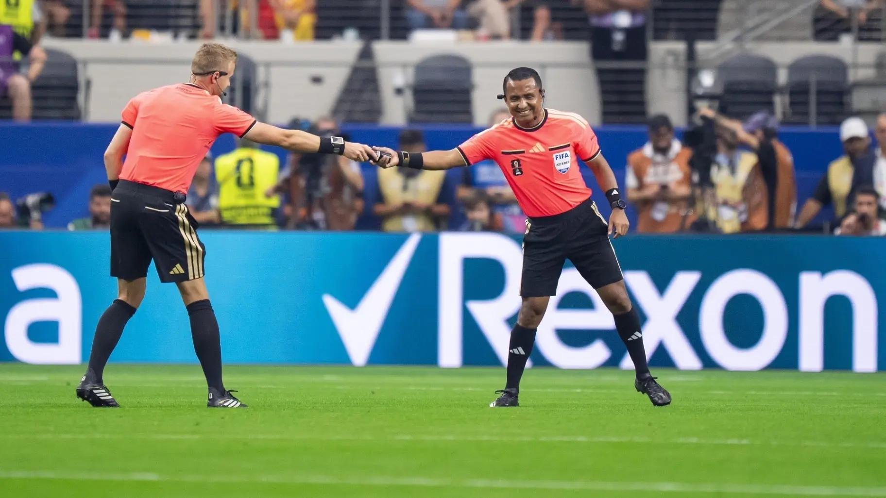 إيفان بارتون يثير الاستغراب في مباراة فرنسا وإسبانيا (إكس) إيفان بارتون يثير الاستغراب في مباراة فرنسا وإسبانيا (إكس)