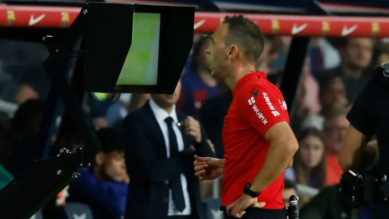 تقنية الـ"فار" في قفص الاتهام.. ما بين مطالب الإلغاء والتطوير