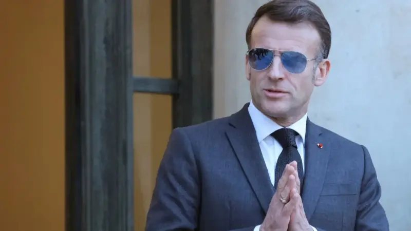 فرنسا تتجه إلى حظر وسائل التواصل على الأطفال