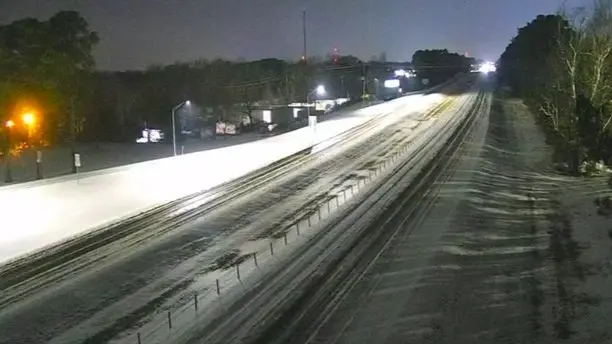 ولاية أميركية تستعين بـ135 كاسحة ثلوج لفتح طريقين سريعين