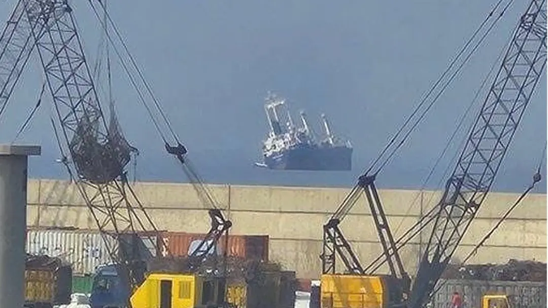 جهود متواصلة لإنقاذ باخرة جنحت قبالة مرفأ صيدا (إكس) جهود متواصلة لإنقاذ باخرة جنحت قبالة مرفأ صيدا (إكس)