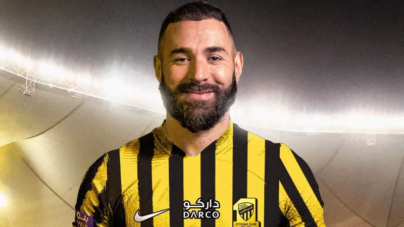 عقد لموسمين وراتب خيالي.. فابريزيو رومانو يعلن توقيع بنزيما لاتحاد جدة السعودي