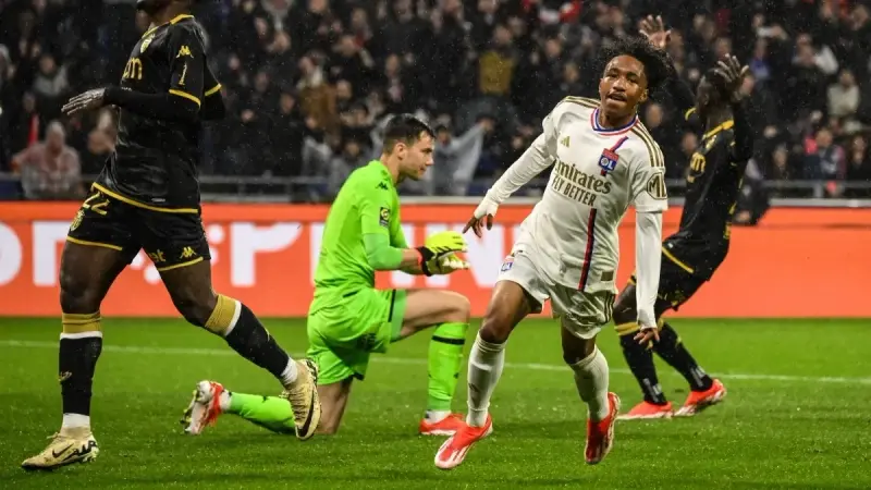 الدوري الفرنسي - نجم ليون المطلوب بين كبار أوروبا يتعرض لإصابة خطيرة