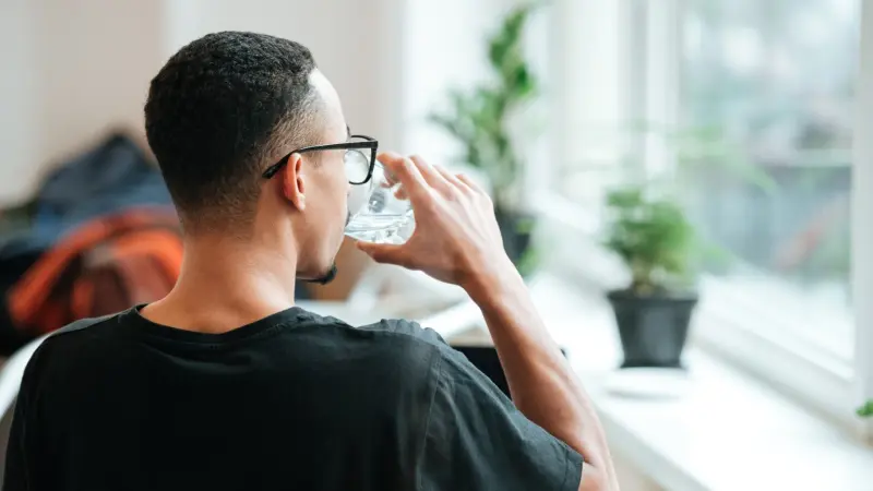 هل شرب الماء يحسن صحة البشرة؟