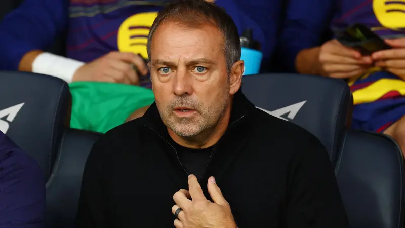 فليك يبتكر طريقة جديدة لإبلاغ لاعبي برشلونة بتشكيلة الكلاسيكو أمام ريال مدريد