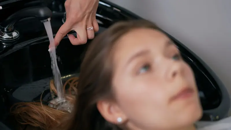 قد يسبّب الموت.. احذر غسل الشعر في الصالون