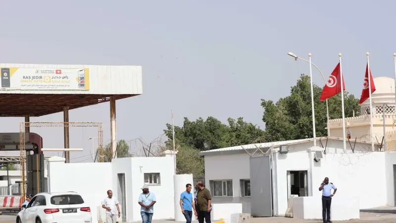 ما سبب توقف حركة العبور في معبر رأس الجدير؟