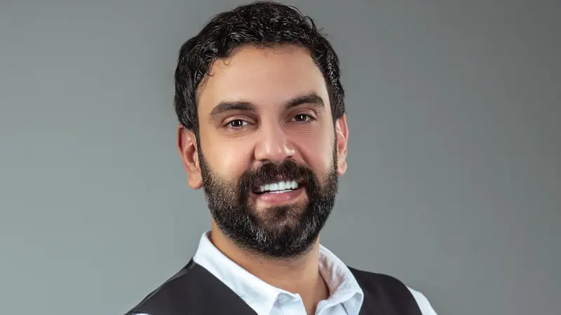 أخفى وجه العروس.. تفاصيل خطوبة الفنان نجم السلمان