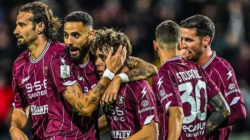 كارثة في إيطاليا.. نقل 8 لاعبين من ساليرنيتانا إلى المستشفى