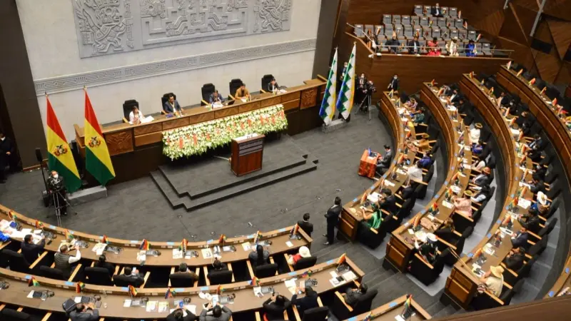 فيديو انهيار منصة برلمان بوليفيا.. ما حقيقة الحادث؟