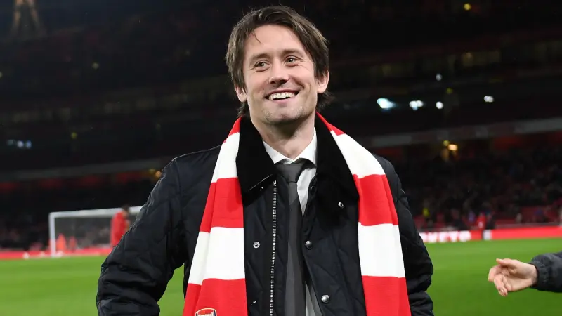 نجم أرسنال السابق يُغادر المستشفى بعد مشكلة في القلب.. ما القصة؟