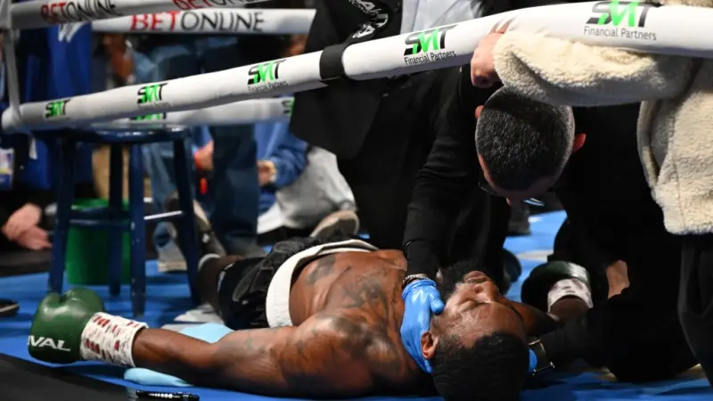فيديو - سقوط صادم لملاكم يثير الذعر قبل نقله إلى المستشفى