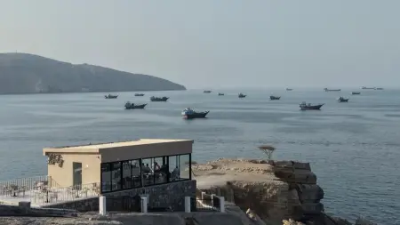 آخر أخبار حرب إيران وأميركا.. مقذوف يصيب ناقلة أثناء خروجها من مضيق هرمز