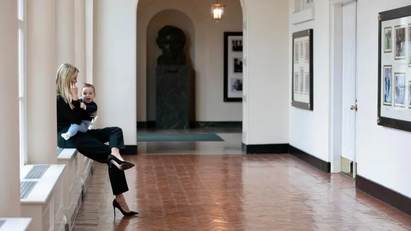 صور - بانتظار العودة للبيت الأبيض.. إيفانكا ترامب تستعيد ذكريات ولاية والدها الأولى