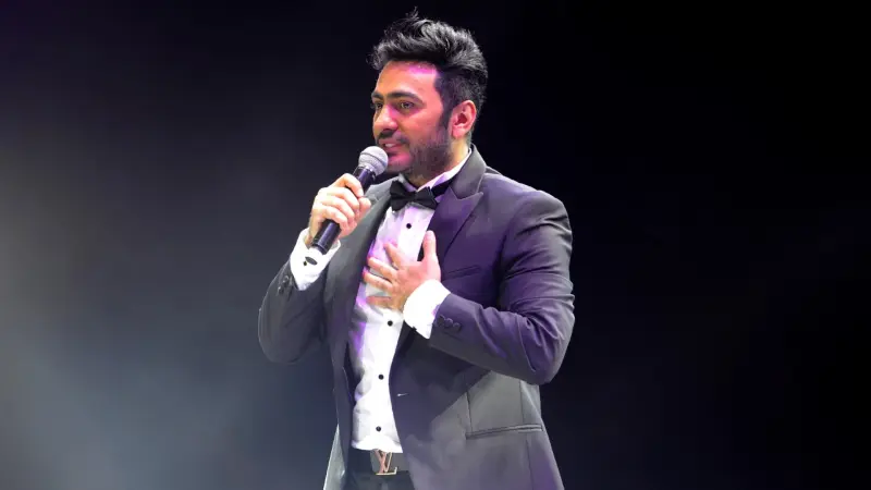ما مصير حفلات تامر حسني في العلمين وجرش بعد وفاة والده؟