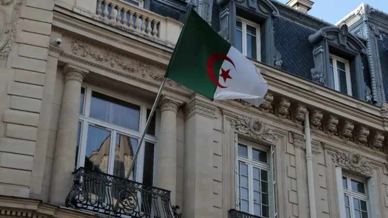 بعد توقفها نحو عام.. استئناف عمليات ترحيل الجزائريين من فرنسا