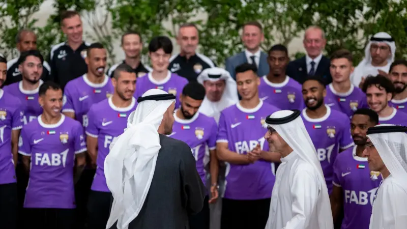 الشيخ محمد بن زايد يستقبل نادي العين بعد حصد لقب الدوري الإماراتي