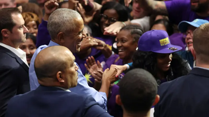 فيديو - في ظهور مفاجئ.. أوباما يوجه رسالة إلى الأميركيين