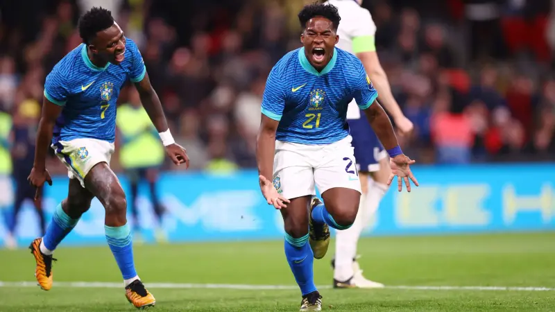 من بيليه إلى إندريك: 5 مواهب برازيلية أبهرت العالم