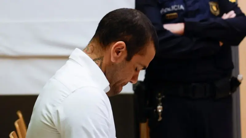 محكمة تتهم ألفيس بالتحرش بامرأتين والاعتداء على ثالثة