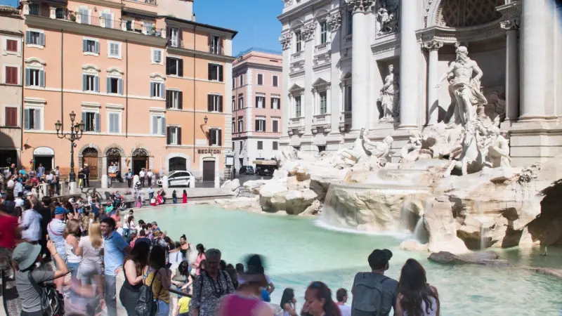روما.. فرض رسم دخول على السياح للاقتراب من نافورة تريفي
