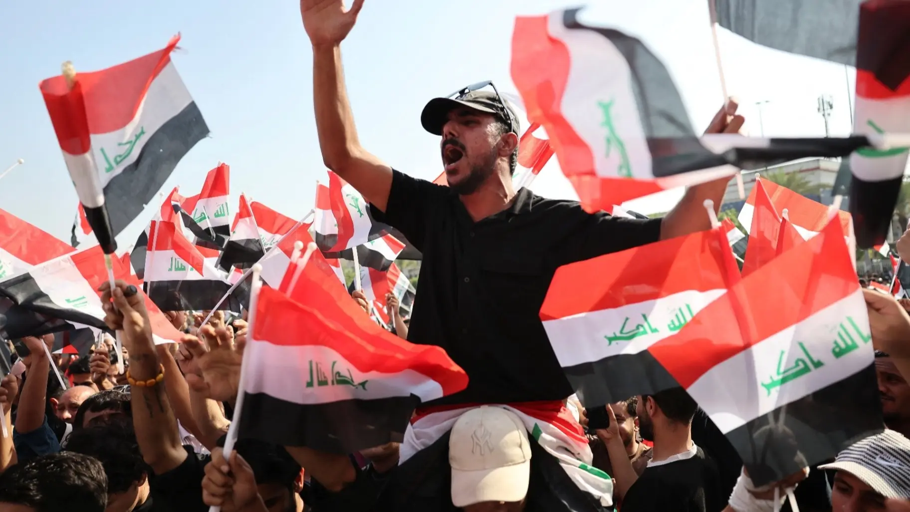المتظاهرون رفعوا شعارات مرتبطة بضرورة إنهاء التدخل الخارجي في العراق (رويترز) المتظاهرون رفعوا شعارات مرتبطة بضرورة إنهاء التدخل الخارجي في العراق (رويترز)