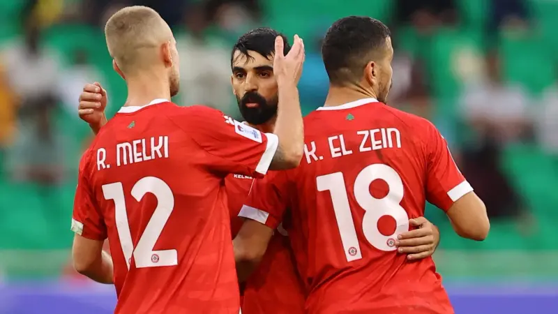 فيديو - طعن لاعب كرة قدم بسكين بعد نهاية مباراة في الدوري اللبناني.. ما القصة؟