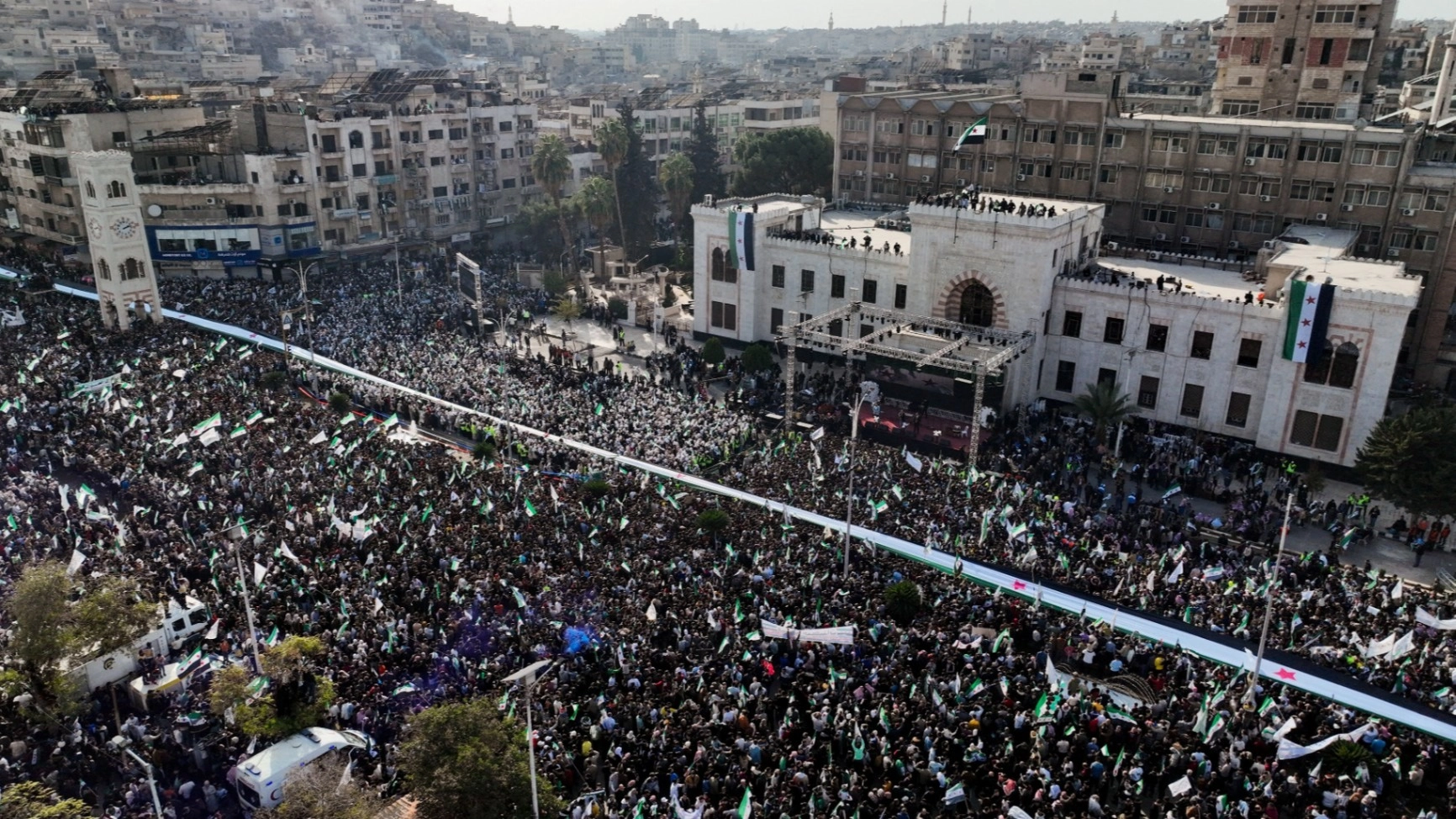 السوريون يحيون الذكرى الأولى لسقوط الأسد 