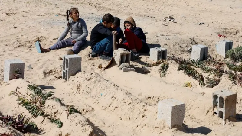 صور - مقابر غزة تتحول إلى مأوى للنازحين الفلسطينيين