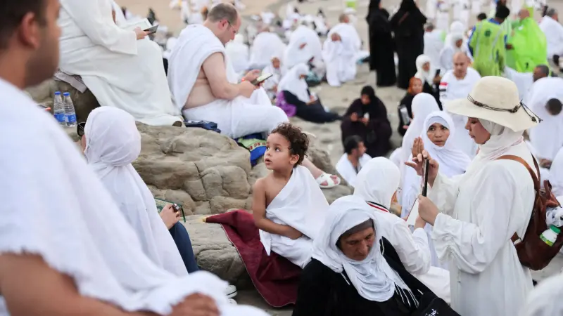 فيديو - سيدة باكستانية تضع مولودها على جبل عرفات