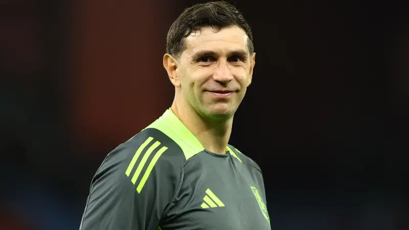 بعد اقترابه من الدوري السعودي.. هل يُغير برشلونة وجهة الحارس إيمليانو مارتينز؟