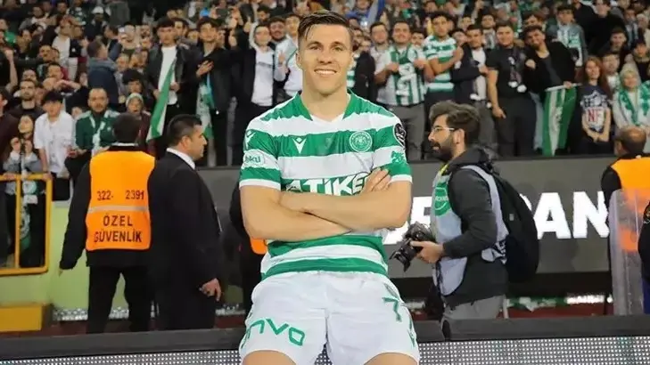 يقترب من الزمالك.. من هو اللاعب البولندي كونراد ميشالاك؟