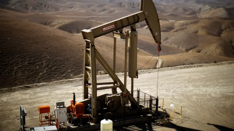 النفط يلتقط أنفاسه بعد صعود قوي