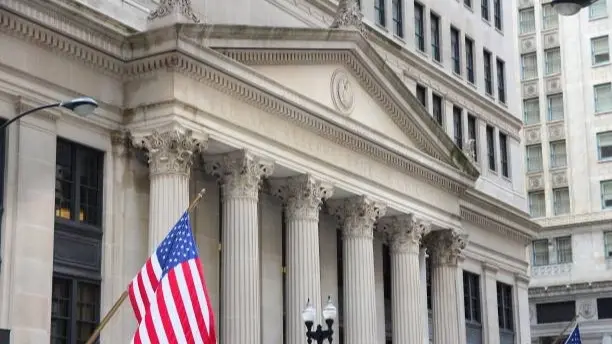 محضر اجتماع المركزي الأميركي يشير إلى مخاطر تضخم وبطالة