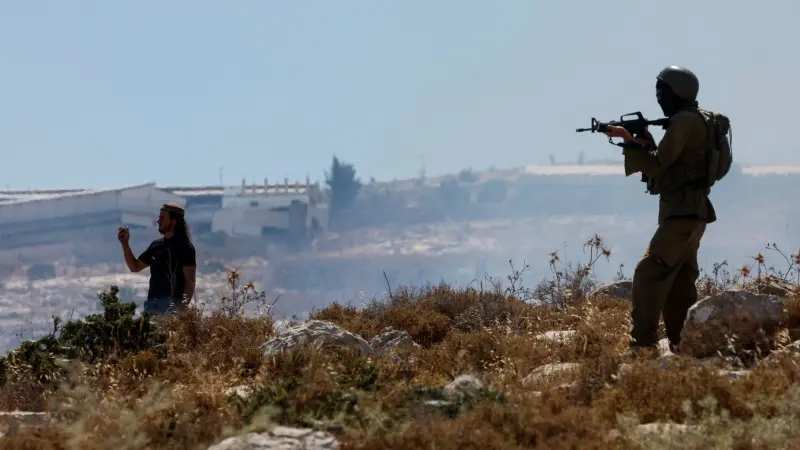 تحقيق: قوات إسرائيلية ترافق المستوطنين في هجومهم على الفلسطينيين