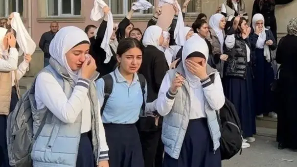 احتجاجات بسبب منع الحجاب في أذربيجان (إكس) احتجاجات بسبب منع الحجاب في أذربيجان (إكس)