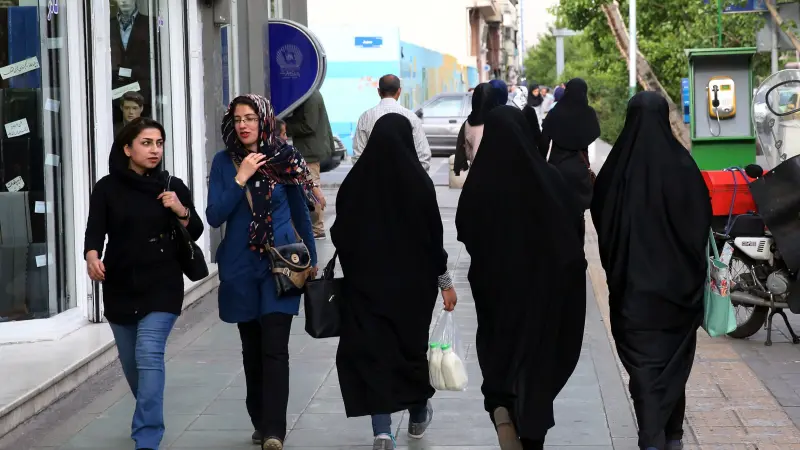 إيران تشن حملة صارمة ضد انتهاك قواعد الزي النسائي