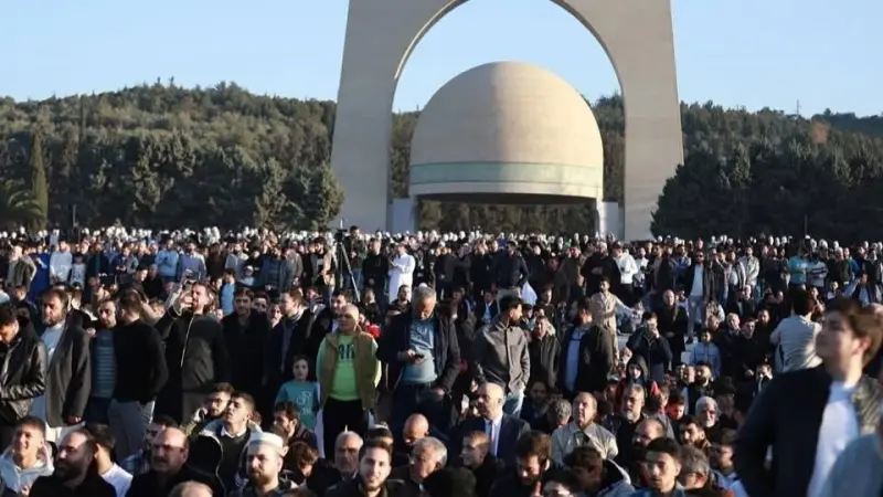 فيديو - "شيء غريب".. السوريون يحتفلون بعيد الفطر للمرة الأولى بلا الأسد