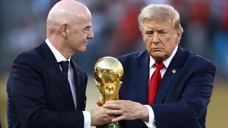 "الفيفا" يتمسك بخطة الاستثمار في بطولاته رغم تهديد اليويفا بالمقاطعة