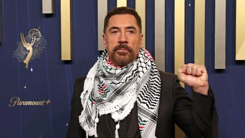 خافيير بارديم يرتدي الكوفية الفلسطينية في حفل جوائز إيمي