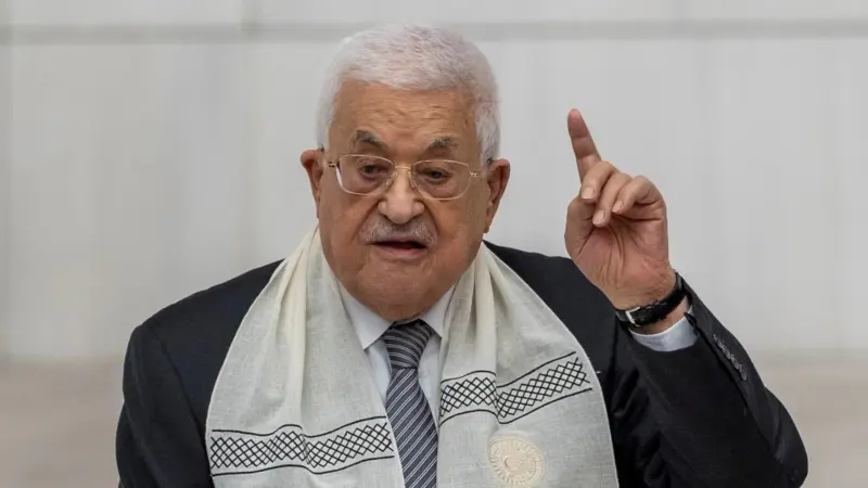 عباس ينشر المسودة الأولى للدستور الفلسطيني المؤقت