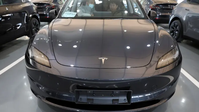 تيسلا تتحرك لفك الارتباط عن المكونات الصينية في سياراتها الأميركية