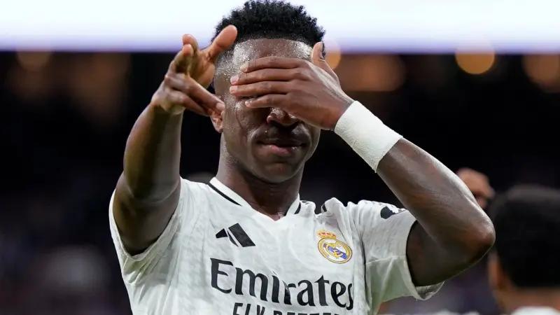 أنشيلوتي يوضح حقيقة الغيرة بين لاعبي ريال مدريد