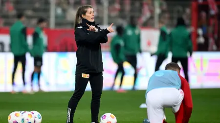 related_news_inside_blogsيونيون برلين يدافع عن مدربته بعد هجمات إلكترونية مسيئة