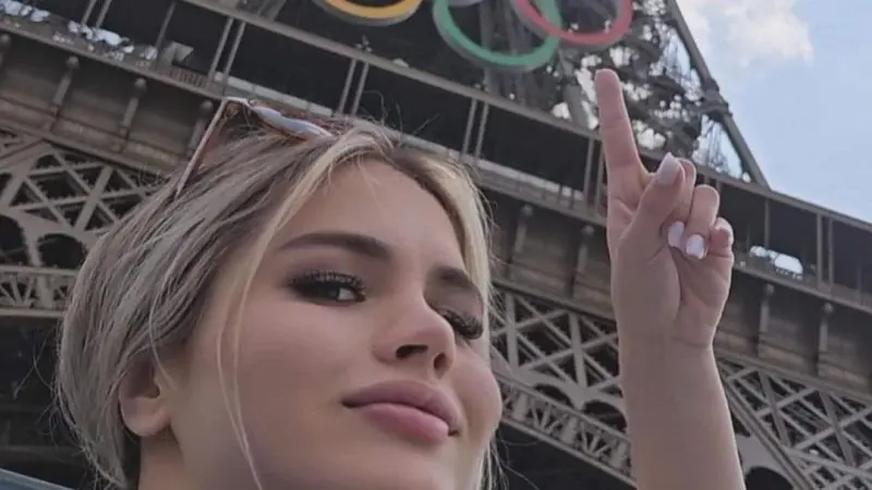 سباحة حسناء تُشتت انتباه الرياضيين وتُثير جدلا في أولمبياد باريس