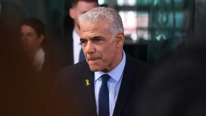 لابيد يهدّد بالنزول للشارع بسبب قانون تجنيد الحريديم