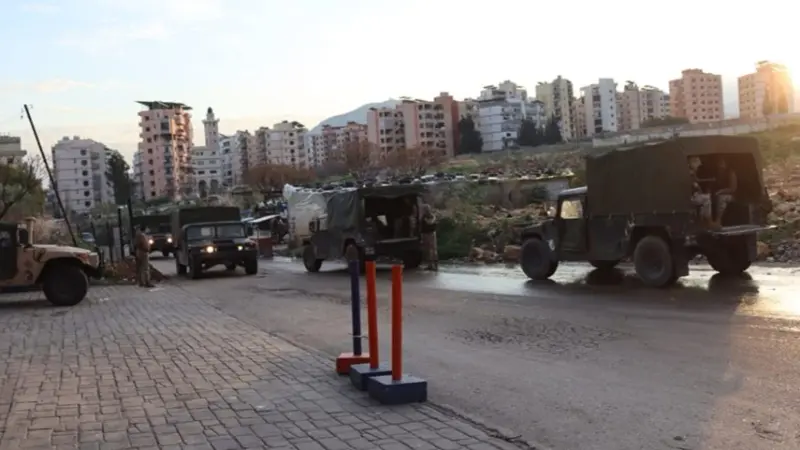 صور - الجيش اللبناني يتسلم مقرات تابعة لتنظيمات فلسطينية جنوب البلاد