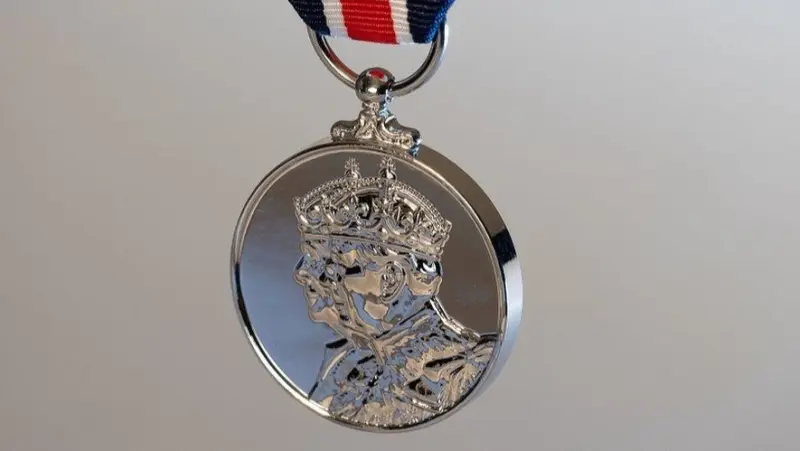 خطأ في ميدالية تتويج تشارلز الثالث يربك الأوساط الملكية