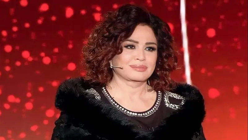 صور - إلهام شاهين بإطلالة جريئة في مهرجان القاهرة السينمائي