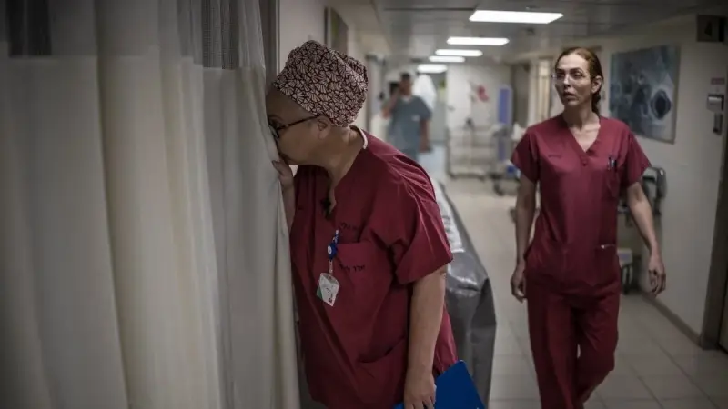 أسعار القفازات الطبية تسجل مستويات قياسية بسبب الحرب